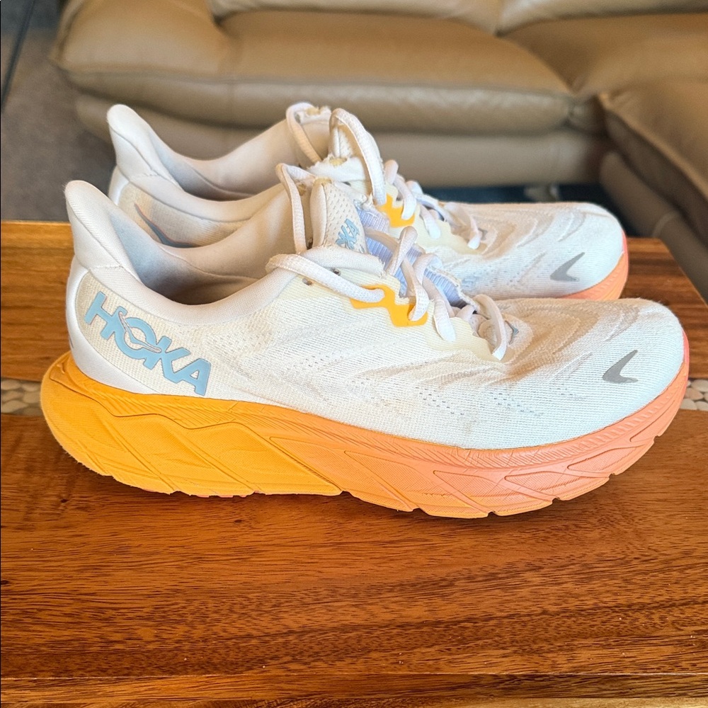 Hoka Arahi 6 size 7.5 Wide White and Peach Athletic Shoes - Picture 4 of 7